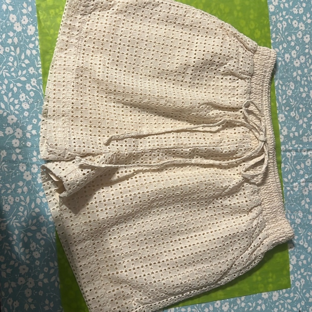 Amazing shorts. Pockets, non functional tie, cute decoration. Eyelets design